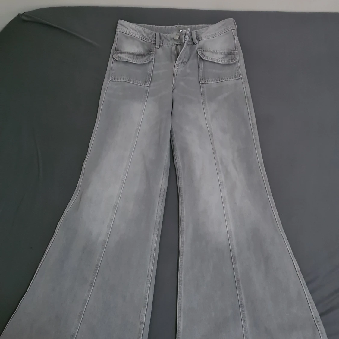 Gråa utvängda byxor