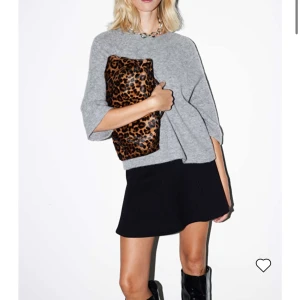 Stickad tröja - Stickad grå tröja, med trekvartsärm från & other stories. Använd få gånger så i väldigt fint skick. Priset är diskuterat🥰