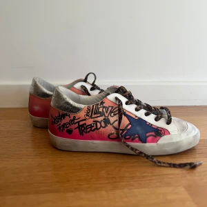 Golden goose sneakers - Unika golden goose sneakers, använda 1/2 gånger!  Storlek 37 men passar mig som oftast har 36.  Skriv gärna vid ev. frågor😊pris kan diskuteras vid snabb affär!