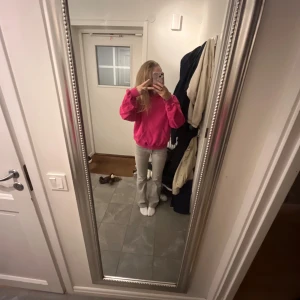 Rosa hoodie från H&M - Säljer en superfin rosa hoodie från H&M. Den är i storlek 158/164. Använd rätt så mycket men är i bra skick! Säljer pga tröttnat på den!💗Orginalpris: 149kr