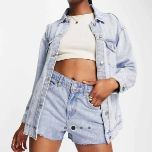 Jeansjacka Stradivarius  - Supersnygg jeansjacka från Stradivarius.  Perfekt oversize, inte för baggy och inte för tajt. Knappt använd. Skriv för fler bilder🫶🏼