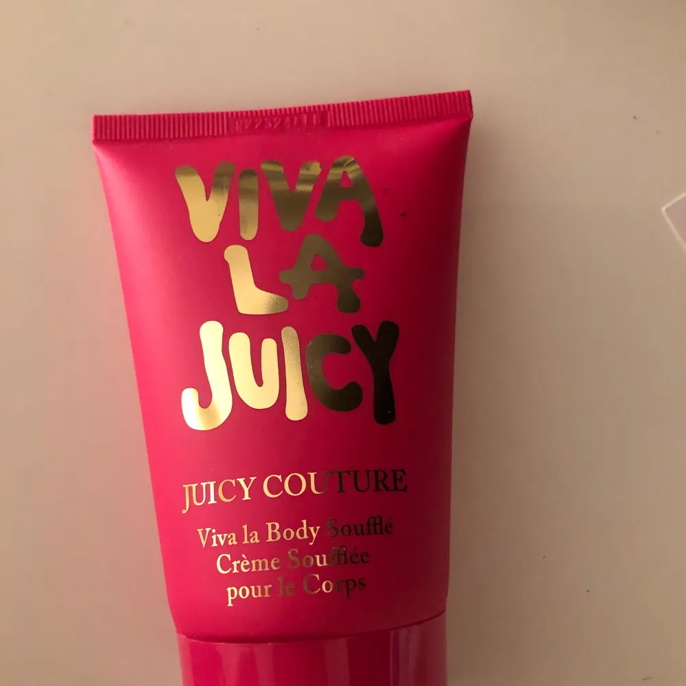 Viva la juciy (juciy couture body créme) 💗helt oöppnad och absolut inte använd som ni kan se på en av bilderna men har en sen innan och den luktar sååå gott!!. Övrigt.