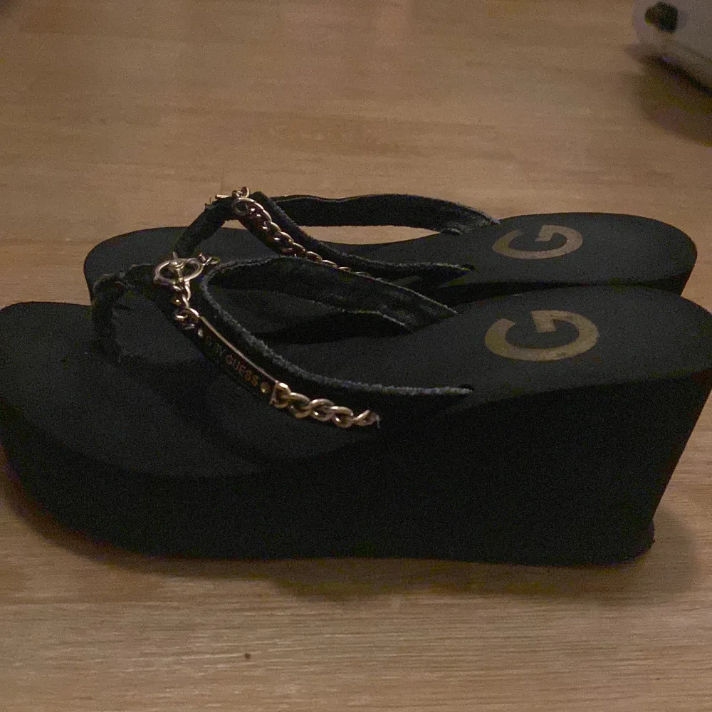 Varje gång jag har på mig dessa skor får jag alltid komplemager, skorna är perfekta om man giller 2000s eller om man vill ha bekväma men fast fina sandaler till sommaren.💖. Skor.