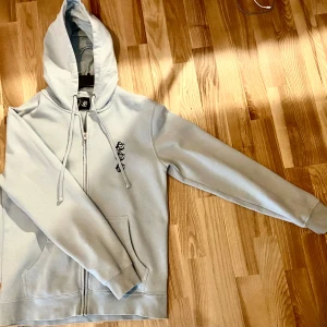 Trouble NYC - Snygg Trouble NYC hoodie, köpt i USA för längesedan men knappt använd. Mycket bra skick. Nypris: 525kr. Pris kan diskuteras, kan ta emot byten. Skriv för fler bilder eller om du har frågor!