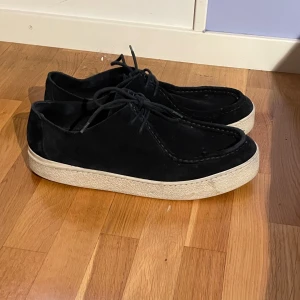 Massimo Dutti Skor - Ett par sjukt snygga skor från massimo dutti, perfekta nu till vintern! Dem är i mycket bra skick, knappt använda. Nypriset ligger runt 1500 kronor, mitt pris är 650 kr, men är villig att gå lägre vid snabb affär!