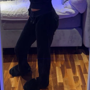 Juicy  - Säljer mina svarta juciy byxor då jag inte längre använder dem. I väldigt fint skick , närmare o fler bilder kan tas vid intresse. Storlek xs men kan även passa S
