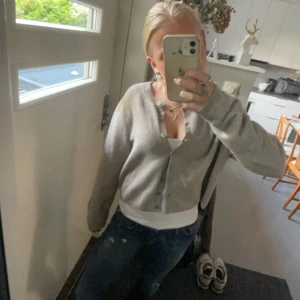 Stickad kofta  - Säljer en stickad kofta då den inte kommer till användning, den är Max använd 2-3 gånger inga skador eller liknande pris kan diskuteras, skriv vid fler frågor eller bilder 💘