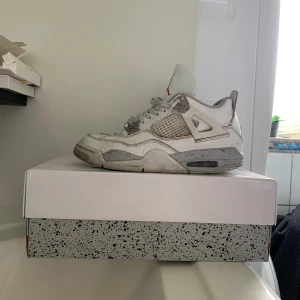 Jordan 4 white oreo - Storlek 41, skick 7/10 de behöver bara en tvätt så är de fräscha igen. Helt intakt, lådan tillkommer. Pris går att sänkas vid snabb affär.