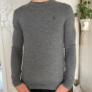 Ralph lauren tröja  - Tja säljer nu min Ralph lauren merinoull tröja för att jag inte använder den. Den är i riktigt bra skick, max använd 5 gånger. Den är i storlek S och han på bilden är 182. Nypris är 2200. Hör av er vid frågor!