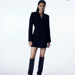 Svart klänning - Säljer denna otroligt fina klänning då den är lite för kort för mig som är 173 . Jag dööör för denna och så synd att jag måste sälja men hoppas någon vill köpa. Använd en gång, nypris 700kr, mitt pris 500kr. Pris kan förhandlas🥰🥰