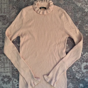 Rosa turtleneck  - En supermjuk ribbad turtleneck med volanger vid ärmarna och kragen🌸 Från ginatricot i storlek L men är nog mer som en medium. Den riktiga färgen syns på sista bilden! 💗
