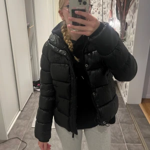 Trendig vinterjacka från SuperDry  - Säljer nu min trendiga vinterjacka från SuperDry (som är slutsåld på nätet och i butik). Endast en ytters liten defekt på armen som inte syns från håll. (Se på sista bilden)😌☺️Annars i jätte fint skick, håller även jätte bra i den kalla vintern ❤️❤️