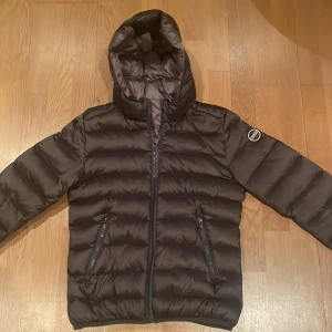 Colmar Jacka Svart - || Colmar Puffer Jacka || Skick 9/10 || Nypris = 2800 || Vårt pris = 699 || Hör av er vid minsta fundering!