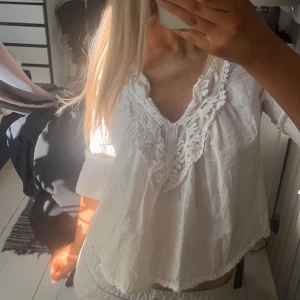Vit blus från Gina Tricot - så fin vit blus från Gina Tricot med  spetsdetaljer runt halsen. den är trekvartsärmad💗