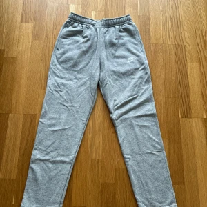 Gråa mjukisbyxor från Nike - Säljer ett par grå mjukisbyxor från Nike i herrstorlek S. Helt nya. 