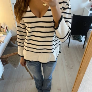 Randig vit och svart tröja - Säljer en stilren vit och svart randig tröja med v-ringning. Tröjan har långa ärmar och en avslappnad passform, perfekt för en casual look. Passar bra till jeans eller kjol. Skriv om du har frågor! Pris kan diskuteras vid snabb affär!☺️nypris: 600kr