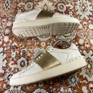 Valentino Open skor - Hej! Säljer nu mina skor från märket Valentino , storlek 37, bra skick. Givetvis äkta, Tveka inte på att höra av dig om du har frågor eller funderingar kring skorna!