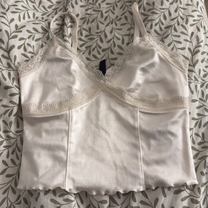 Linne - En fint glansigt linne med spets! Bra skick!! 💘