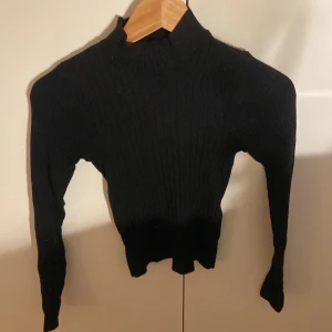 Tröja - Bra skick, använd sällan, hög krage.