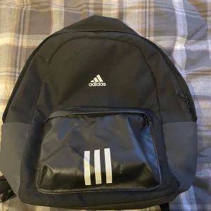 Adidas ryggsäck  - Svart adidas ryggsäck i bra skick. Använd men fortfarande mycket att ge. 