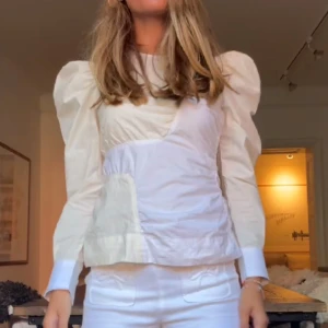 Blus från ganni - Säljer denna så snygga blus från ganni😇😇😇🎀🎀🎀