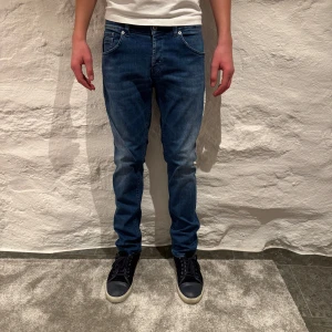Blå jeans från Dondup - Säljer ett par riktigt feta blå Dondup Ritchie jeans, de har en normal passform och är tillverkade i ett bekvämt denimtyg. Killen på bilden är 185cm lång! Var inte rädd för att höra av dig vid frågor eller funderingar! Pris kan som alltid diskuteras!😉🤩🤩