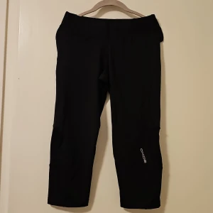 Svarta träningsleggings från Oxide - Säljer ett par svarta träningsleggings från Oxide, perfekta för löpning/gymmet. De har en praktisk dragkedja baktill. Materialet är stretchigt och bekvämt, vilket ger en tight passform.