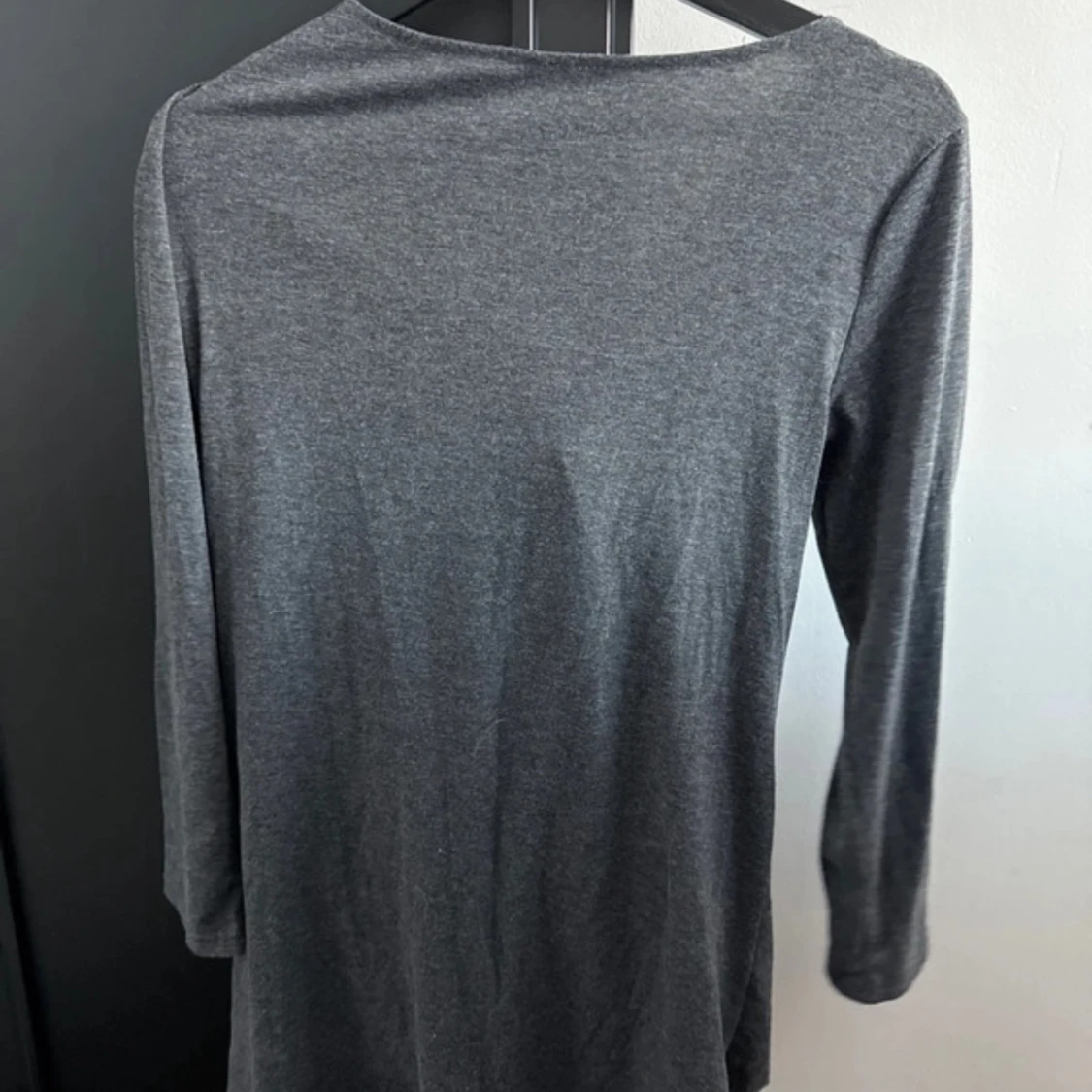 Grå långärmad topp med knytning - 1