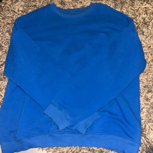 Blå tjocktröja från lager157 - Säljer en blå tröja från lager157. Vet inte storleken men skulle gissa på S-M