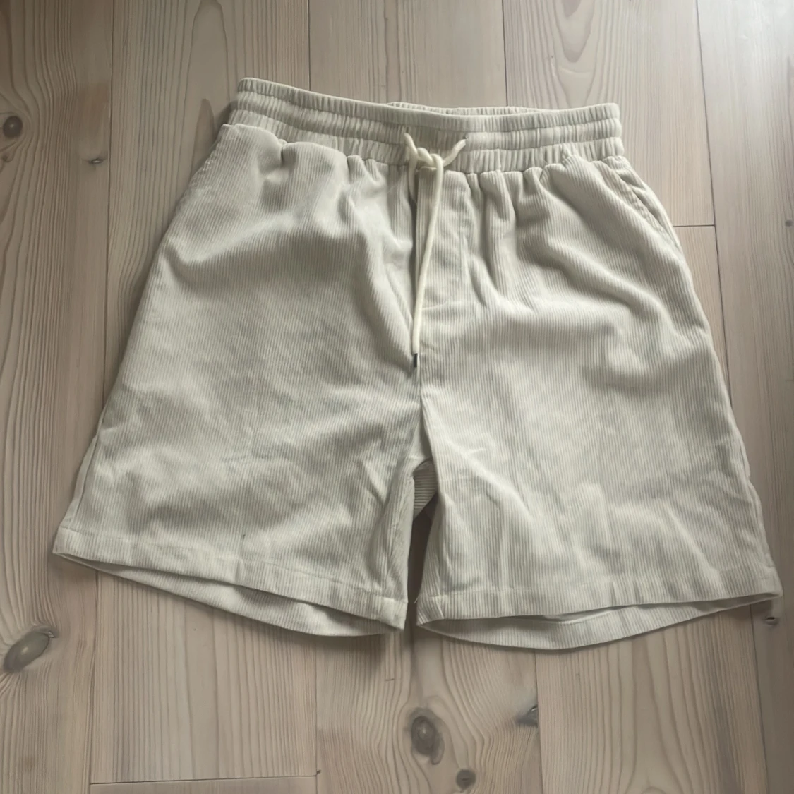 Beige manchester shorts med snörning