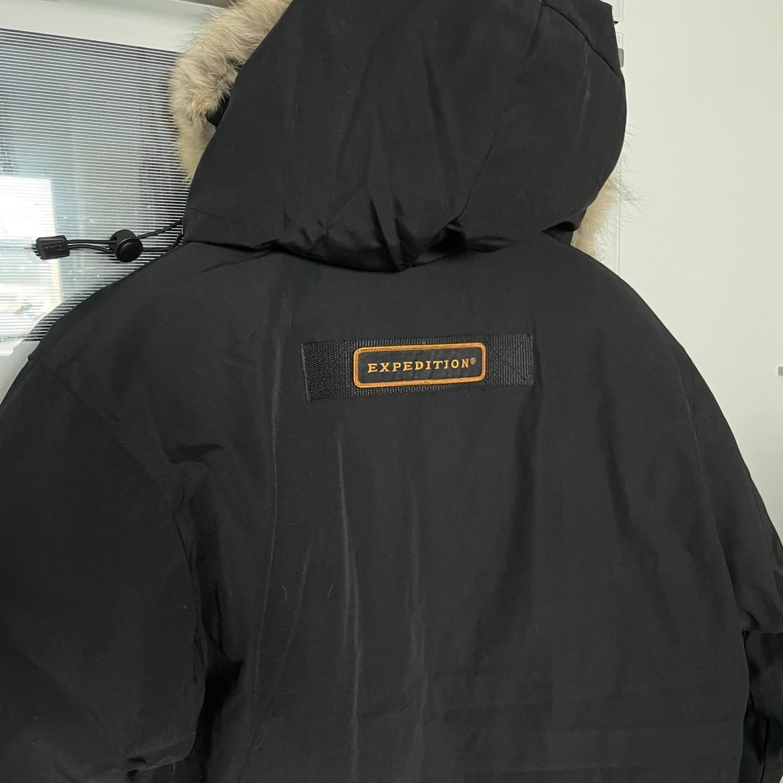 Svart parkajacka med pälsdetaljer - 3