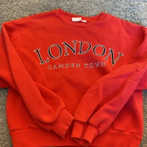 Röd sweatshirt från Gina Tricot - Snygg tröja från gina young!! Nytt skick! Passar xs också men är i 146/152 köpte för 249, slut såld