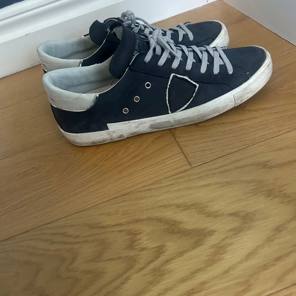 Mörkblåa sneakers från Philippe Model