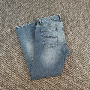 Nudie jeans - Säljer ett par nudie jeans i storlek 33/32. De är i väldigt fint skick och använda fåtal gånger. Hör av dig vid minsta fråga❄️❄️