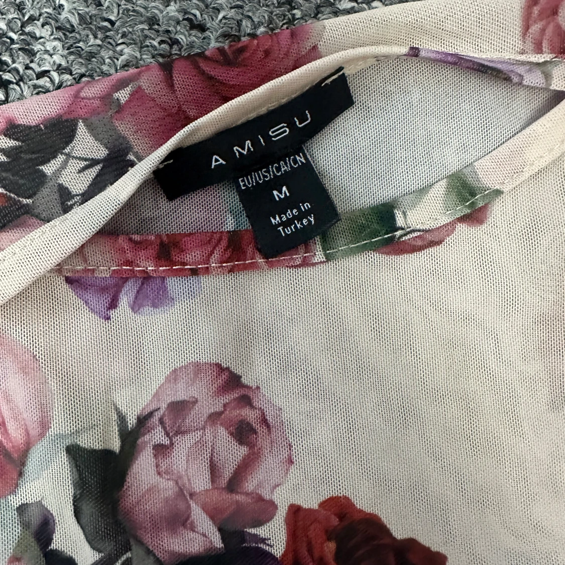 Blommig topp från Amisu - 2