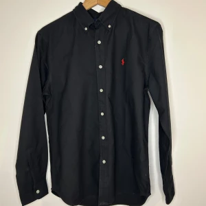 Svart skjorta från Ralph Lauren - Snygg svart skjorta från Ralph Lauren. Stor i storleken men en size S. Perfekt för en stilren look. Kontakta vid frågor!! 🗣️🗣️