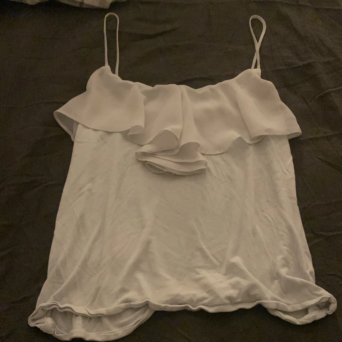 Vit linnetopp med volangdetalj