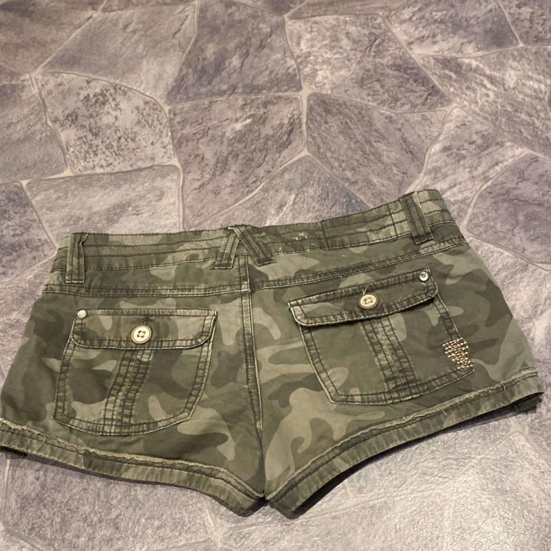 Mini kamouflage shorts med detaljer - 1