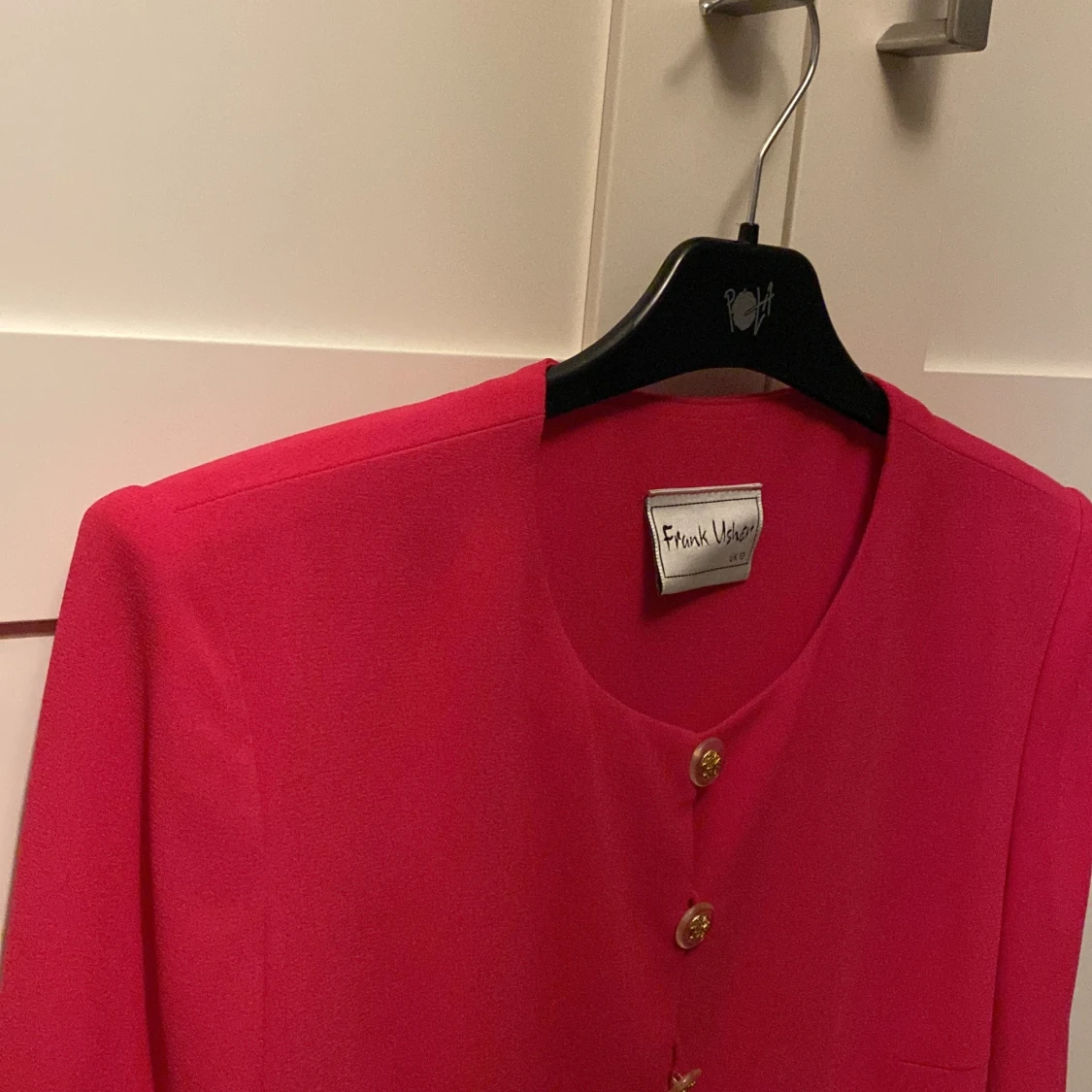 Röd kappa från Frank Usher | Nypris 2395 - 1