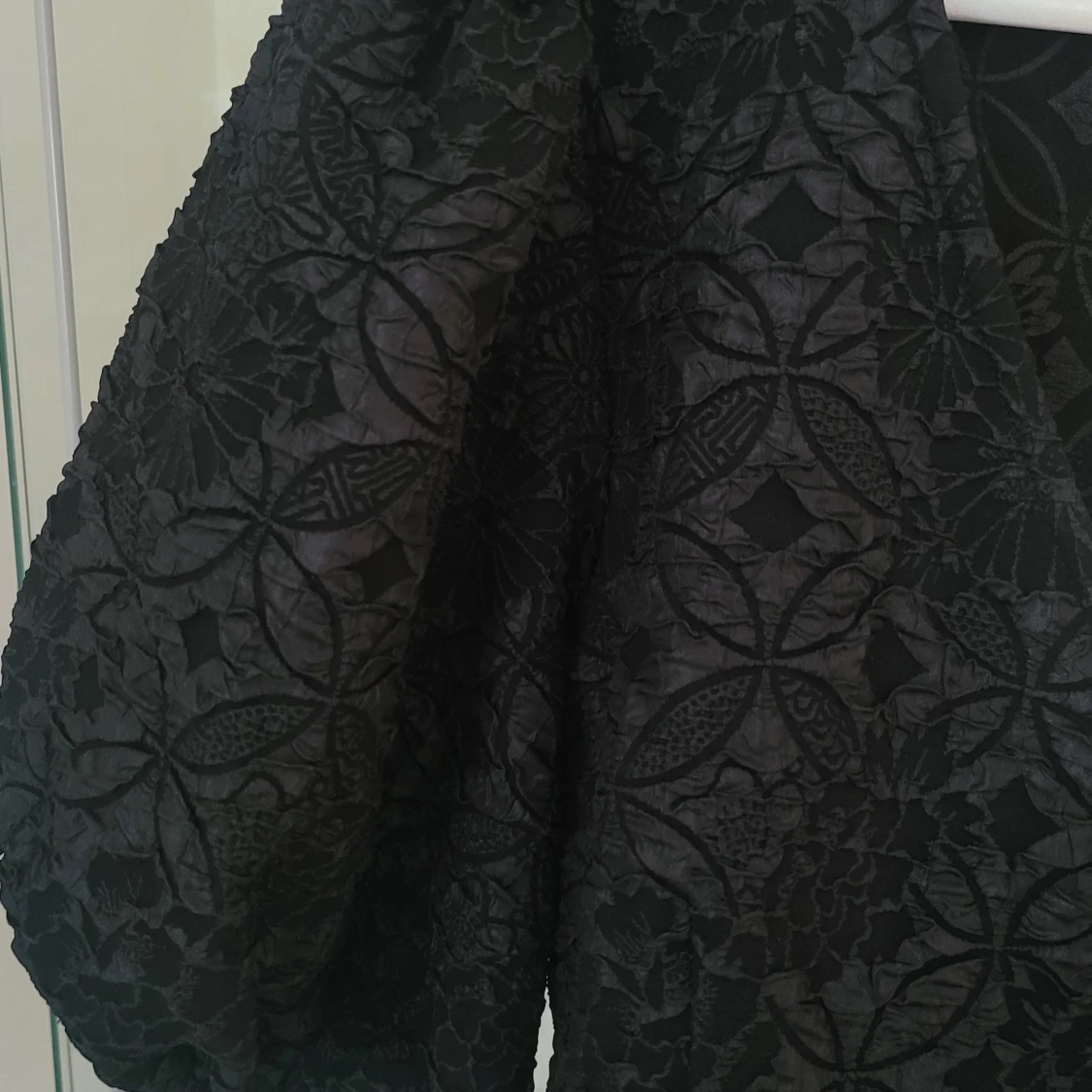 Svart omlottklänning med blommigt mönster - 2