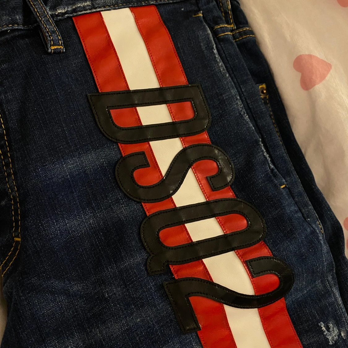 Blå jeans med röd och vit rand från Dsquared2 - 1