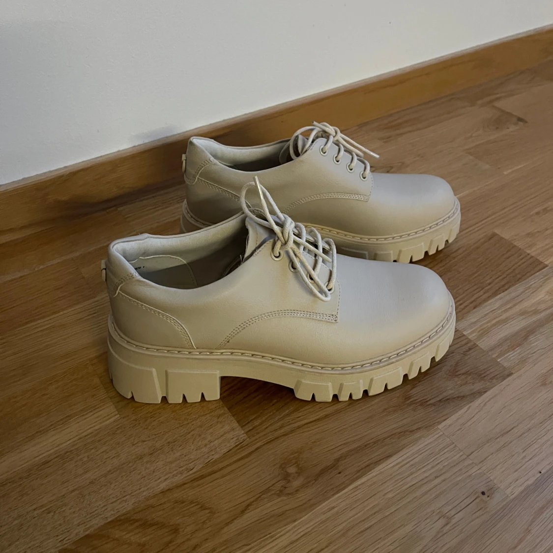 Beige snörskor med grov sula