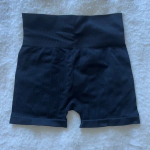 Svarta träningsshorts  - Ett par väldigt sköna och bekväma svarta träningsshorts med åtsittande passform. Lappen har suddats ut lite så jag vet inte vilken storlek, men jag upplever den som en S🩷
