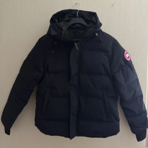 Mörkblå dunjacka från Canada Goose - Mörklblå klassisk Canada goose jacka, oanvänd helt ny. Storlek M men passar S. Tagg finns kvar, pris kan diskuteras. DM för fler bilder.