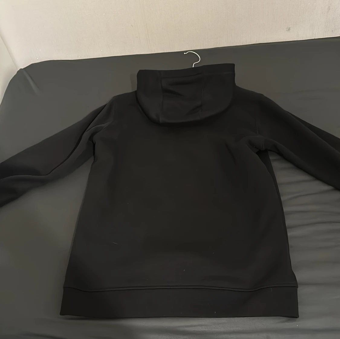 Svart hoodie från Lyle & Scott - 3