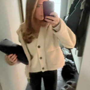 teddy jacka h&m - säljer min teddy jacka från h&m i storlek s!! använd få gånger pris kan diskuteras