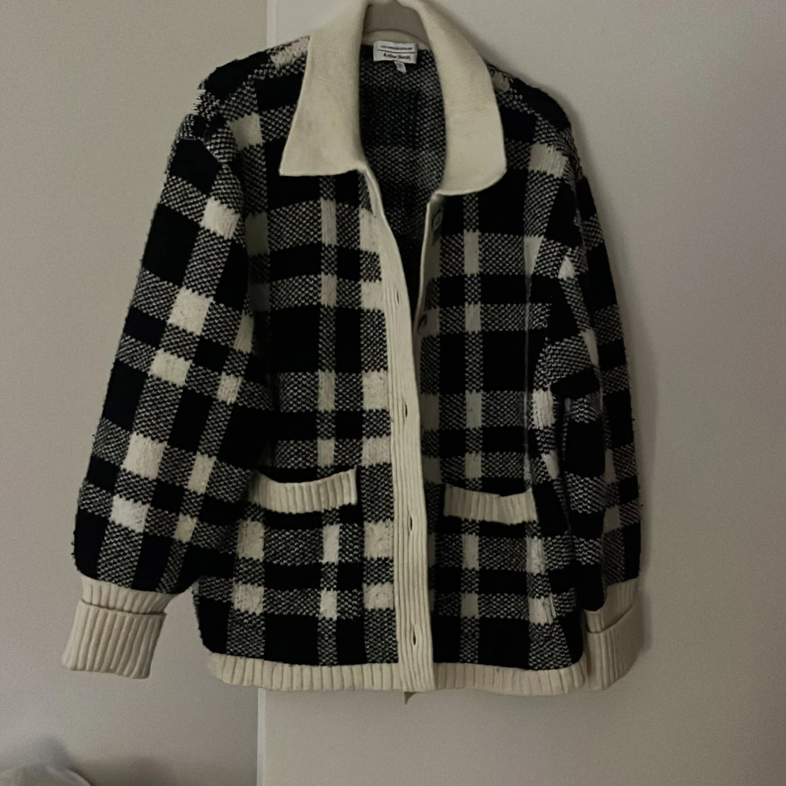 Svartvit rutig kofta från & Other Stories