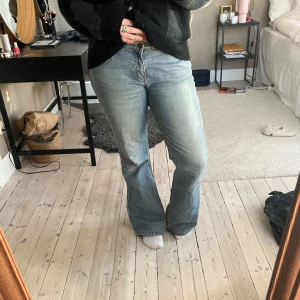 Jeans - Lågmidjade utsvängda jeans från river island, så himla himla snygga❤️