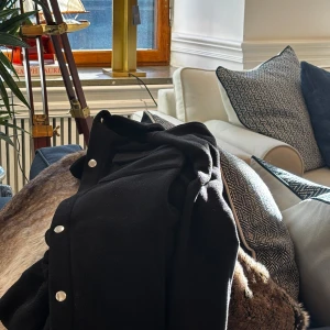 Svart vår/höstjacka från Selected Homme. - Säljer en mångsidig och stilren vår/höstjacka från Selected Homme. Passar perfekt för perioder när det är för varmt för en vanlig vinterjacka men ändå för kallt för en tunnare jacka. Jackan är i mycket bra skick, använd några gånger. Säljer pga garderobsrensning!