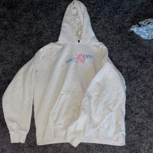Säljer en vit hoodie från Santa Cruz med tryck i rosa och blått på både fram- och baksidan. Den har en klassisk känguruficka och en bekväm huva. Perfekt för en avslappnad stil! OBS: ACCEPTERA INTE TILLBAKA SKICKNINGAR 